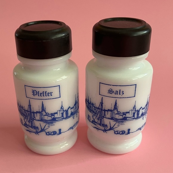 Milk glass salt and pepper shakers made in Belgium in very good used condition - Picture 2 of 4